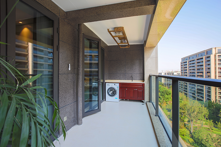 陽(yáng)臺(tái)如何進(jìn)行裝修設(shè)計(jì)？陽(yáng)臺(tái)在裝修設(shè)計(jì)時(shí)該考慮哪些因素？