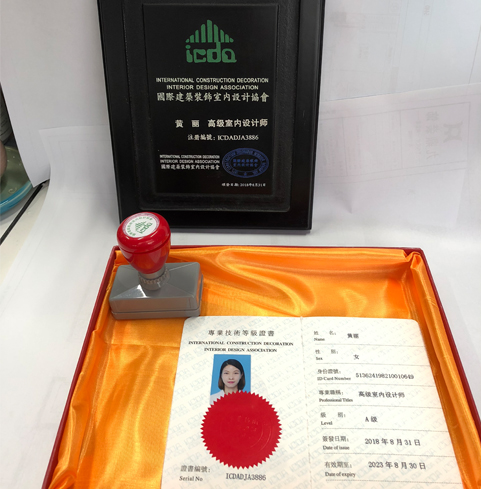 黃麗設計師獲得獎章