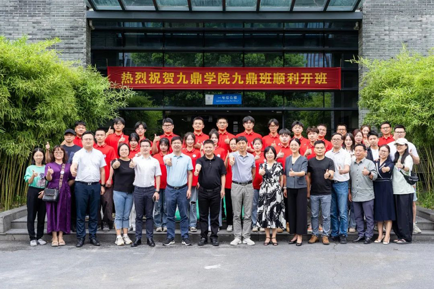 九鼎裝飾集團專班在杭科院藝術學院順利開班！